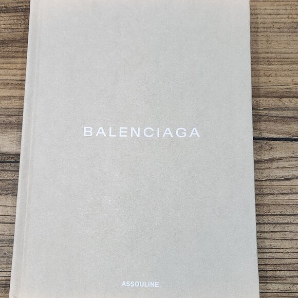4x High Fashion Books: BALENCIAGA, CHARLES JAMES, DIOR, CHANEL - Picture 5 of 14